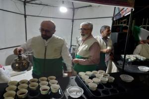 پذیرایی از شهروندان در موکب مسجد عابدینیه سمنان به مناسبت دهه کرامت