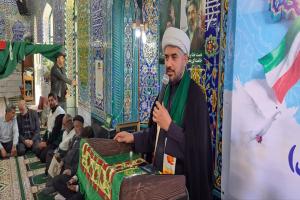 اهتزاز پرچم حرم رضوی در آئینی معنوی در روستای افتر