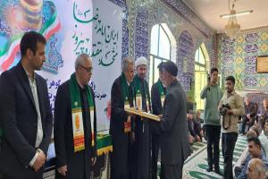 اهتزاز پرچم حرم رضوی در آئینی معنوی در روستای افتر