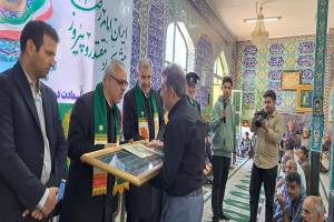 اهتزاز پرچم حرم رضوی در آئینی معنوی در روستای افتر
