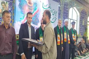 اهتزاز پرچم حرم رضوی در آئینی معنوی در روستای افتر