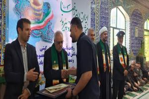 اهتزاز پرچم حرم رضوی در آئینی معنوی در روستای افتر