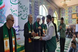 اهتزاز پرچم حرم رضوی در آئینی معنوی در روستای افتر