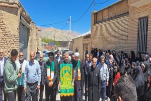اهتزاز پرچم حرم رضوی در آئینی معنوی در روستای افتر
