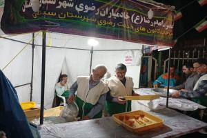 خدمت رسانی موکب خادمیاران رضوی مسجد میرمحمدخانی در اجتماع تجدید بیعت مردم سمنان با رهبری در شب شصت و چهارم اقتدار