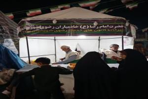 خدمت رسانی موکب خادمیاران رضوی مسجد میرمحمدخانی در اجتماع تجدید بیعت مردم سمنان با رهبری در شب شصت و چهارم اقتدار