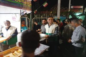 خدمت رسانی موکب خادمیاران رضوی مسجد میرمحمدخانی در اجتماع تجدید بیعت مردم سمنان با رهبری در شب شصت و چهارم اقتدار